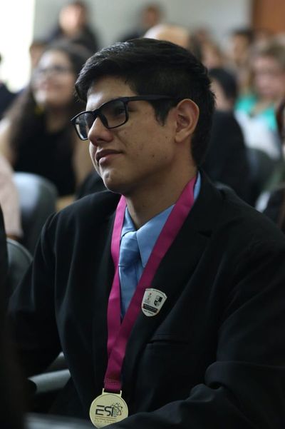 Reconocen a alumnos destacados en feria de ciencias en Abu Dhabi
