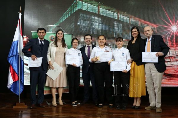 Estudiantes de Arambe reciben reconocimiento de Diputados