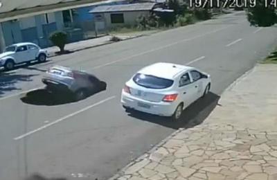 Camión dejó un hoyo tan grande en la calle que hizo desaparecer a un automóvil - SNT