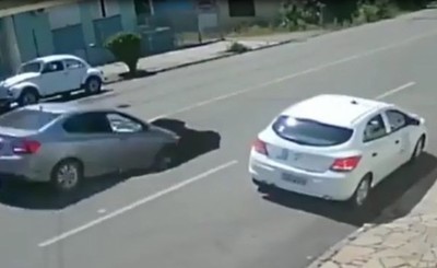 Un bache literalmente se tragó a un auto