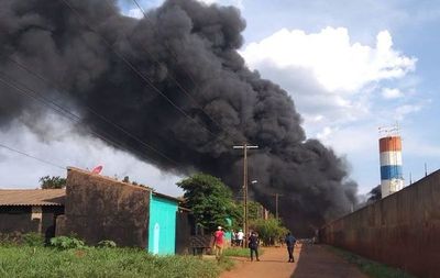 Fuego tras caída de helicóptero