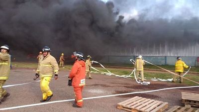Incendio sigue incontrolable tras caída de helicóptero de la FAP - Nacionales - ABC Color