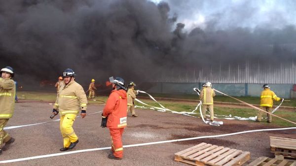 Incendio sigue incontrolable tras caída de helicóptero de la FAP - Nacionales - ABC Color