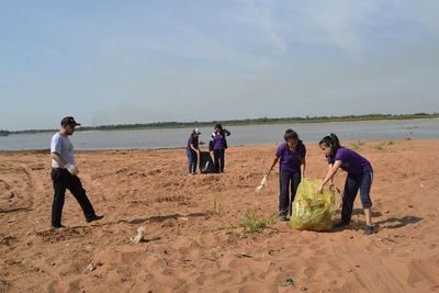 Estudiantes de San Antonio limpian ribera del río en último día de clases - Nacionales - ABC Color