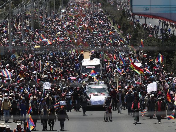 Dispersan con gases marcha con féretros de fallecidos en operativo en Bolivia