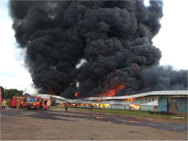 Bomberos trabajan para controlar incendio tras caída de helicóptero