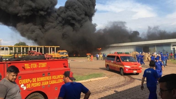 HOY / Caída de helicóptero en PJC: fuego incontenible en fábrica donde se produjo el siniestro