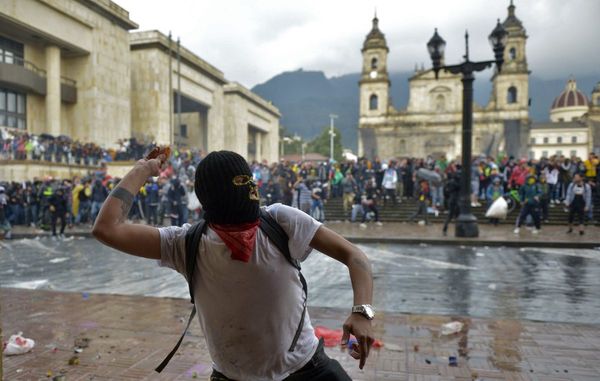 Multitudinarias marchas en violenta jornada en Colombia