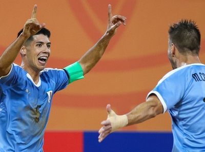 Uruguay supera sobre el final a México