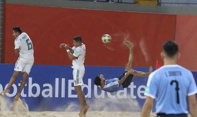 Uruguay celebró un agónico estreno mundialista ante México