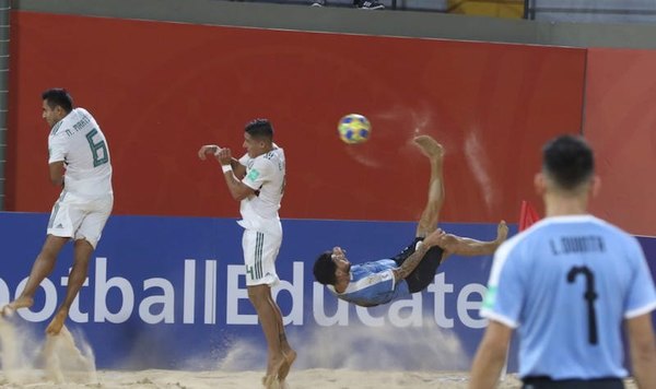 Uruguay celebró un agónico estreno mundialista ante México