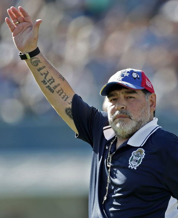 Maradona vuelve a Gimnasia dos días después de haber renunciado - Fútbol - ABC Color