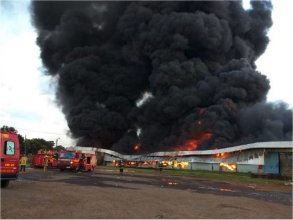 Vetusto helicóptero cae en Pedro Juan y destruye parte de una fábrica