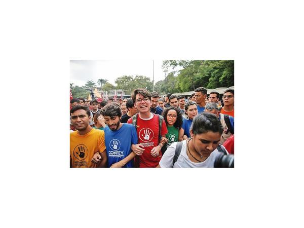 Estudiantes piden que FFAA dejen de apoyar a Maduro