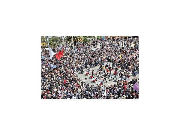 Colombianos reclaman cambios en masivas marchas contra Duque