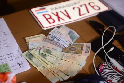 Detienen a dos presuntos tortoleros en el barrio Mburucuyá - Nacionales - ABC Color
