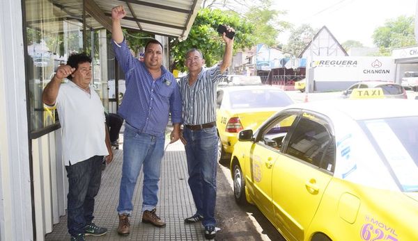 Los taxistas denuncian  extorsión y mafia en el manejo de la parada 41 - Locales - ABC Color