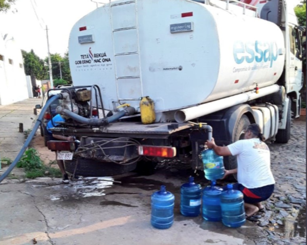 HOY / En siete barrios asuncenos siguen sin agua: Essap enviará otro camión cisterna