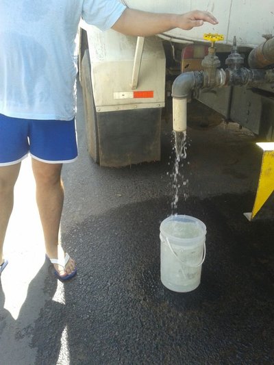 ESSAP provee agua con camiones cisternas a barrios asuncenos afectados por corte suministro del servicio