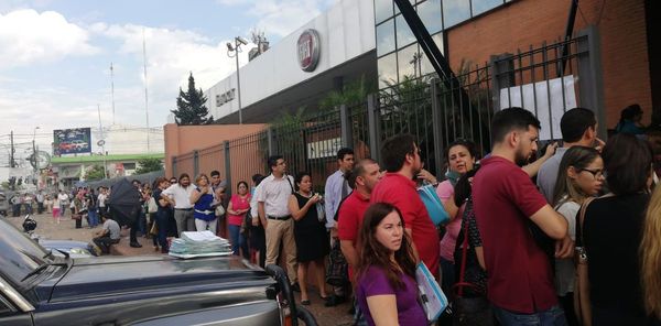 Extensas filas en sede del Registro Público