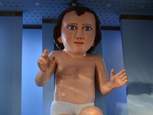 Furor por figura del bebé Jesucristo de más de 6 metros en Iglesia