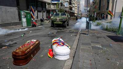 Bolivia: Policía reprime una marcha que llevaba los ataúdes de otros manifestantes - ADN Paraguayo