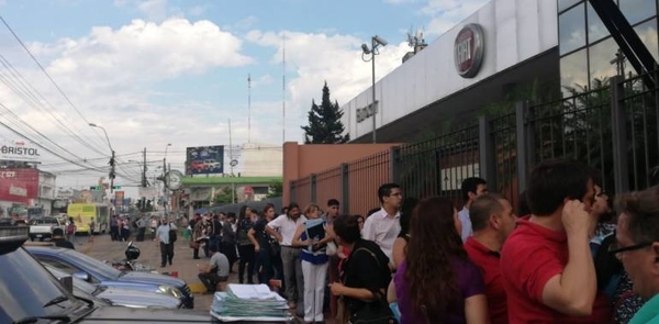HOY / Más de una cuadra de filas en Registro Público por huelga de funcionarios