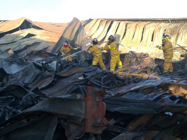 Bomberos controlan incendio en fábrica tras 14 horas de lucha