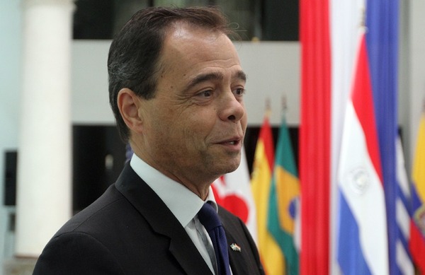Macri ordena regreso de embajadores “políticos”, incluido Héctor Lostri