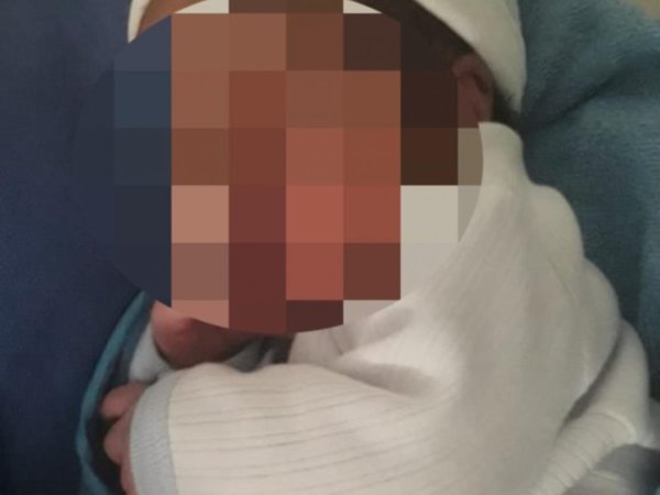 Dio a luz con una bala en la cabeza