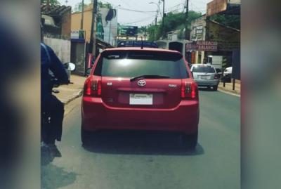 ¡Lo vieron todito! Descubrieron a este conductor con las manos en la masa
