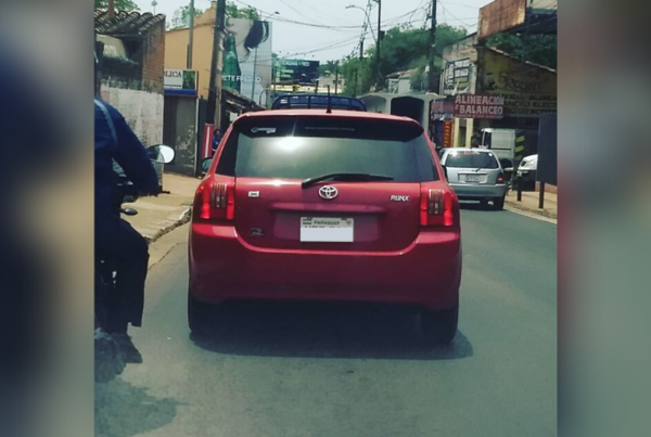 ¡Lo vieron todito! Descubrieron a este conductor con las manos en la masa