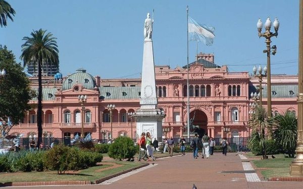 El Gobierno argentino dispone la salida de 17 embajadores ‘políticos’ | .::Agencia IP::.