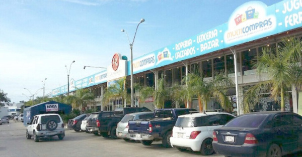 Le tiraron lavandina en un shopping ¿por gay?
