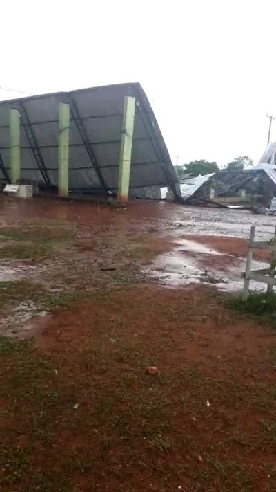 Temporal derriba tinglado de un colegio en Karapaí - Nacionales - ABC Color