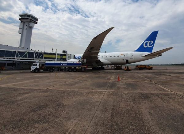 Más de 100 pasajeros varados por problemas con Boeing 787