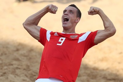 Rusia vence por la mínima a Senegal en su debut