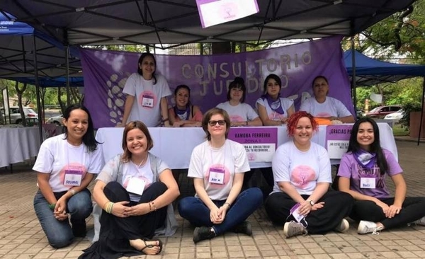 HOY / Equipo interdisciplinario de profesionales y estudiantes asisten de manera gratuita a mujeres