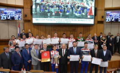 HOY / Campeones del mundo reciben distinción del gobierno