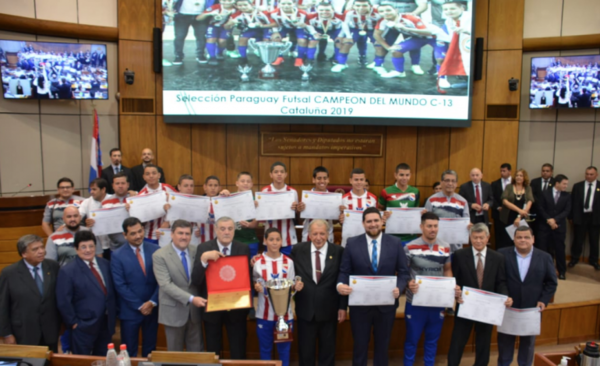 HOY / Campeones del mundo reciben distinción del gobierno