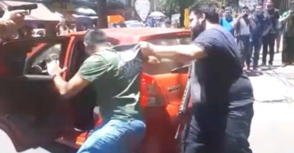¡Terrible! Un secuestro en pleno centro comercial
