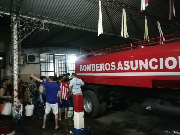 Ante cortes, bomberos y Essap llevaron agua a Tacumbú - Nacionales - ABC Color