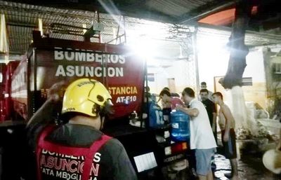 Bomberos y Essap proveen agua a internos de Tacumbú - Locales - ABC Color
