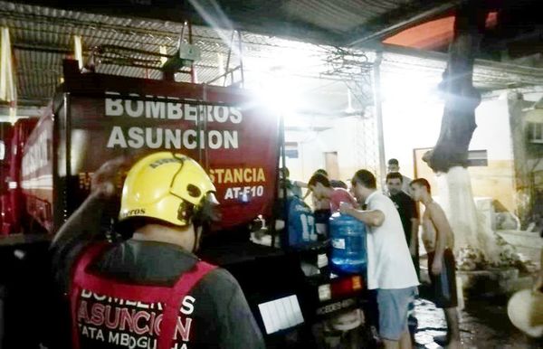 Bomberos y Essap proveen agua a internos de Tacumbú - Locales - ABC Color