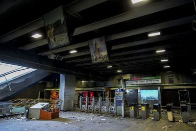 El Metro de Santiago cruza una capital segregada y hoy está herido de rabia