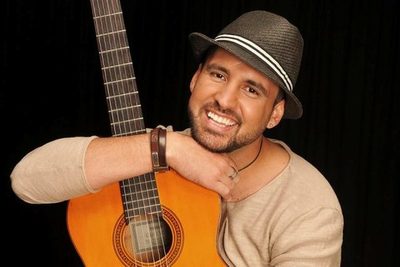 Desde Alemania, el cantante Alessandro Galas saludó a sus colegas
