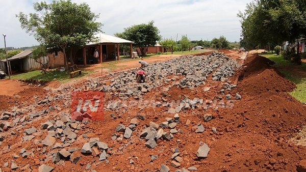 MUNICIPALIDAD DE ALTO VERÁ CONSTRUYE MÁS EMPEDRADOS EN CARONAY
