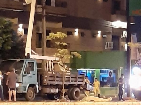 Funcionario de la ANDE cayó de una grúa hidráulica y murió
