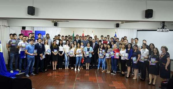 EN GALA CULTURAL PRESENTAN LIBRO Y REVISTA EN LA UCI