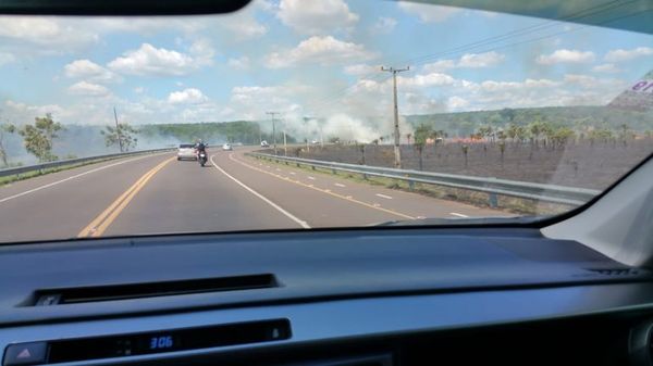 Incendio de pastizal en el tramo Luque- San Bernardino - Nacionales - ABC Color